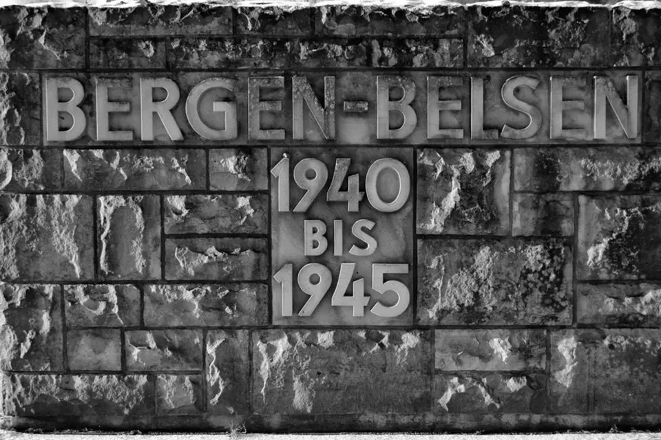 Pamětní deska v táboře Bergen-Belsen