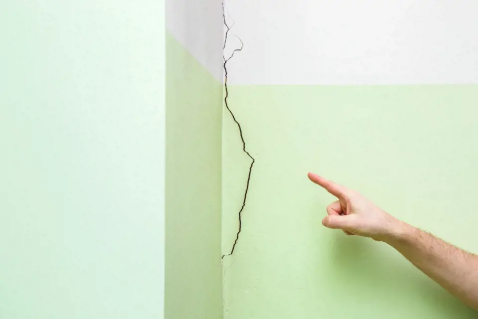 Praskliny ve zdi je před malováním nutné opravit