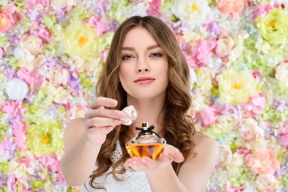 Zrádné parfémy: Co skutečně obsahují vaše oblíbené vůně? Chemický koktejl ze syntetických látek