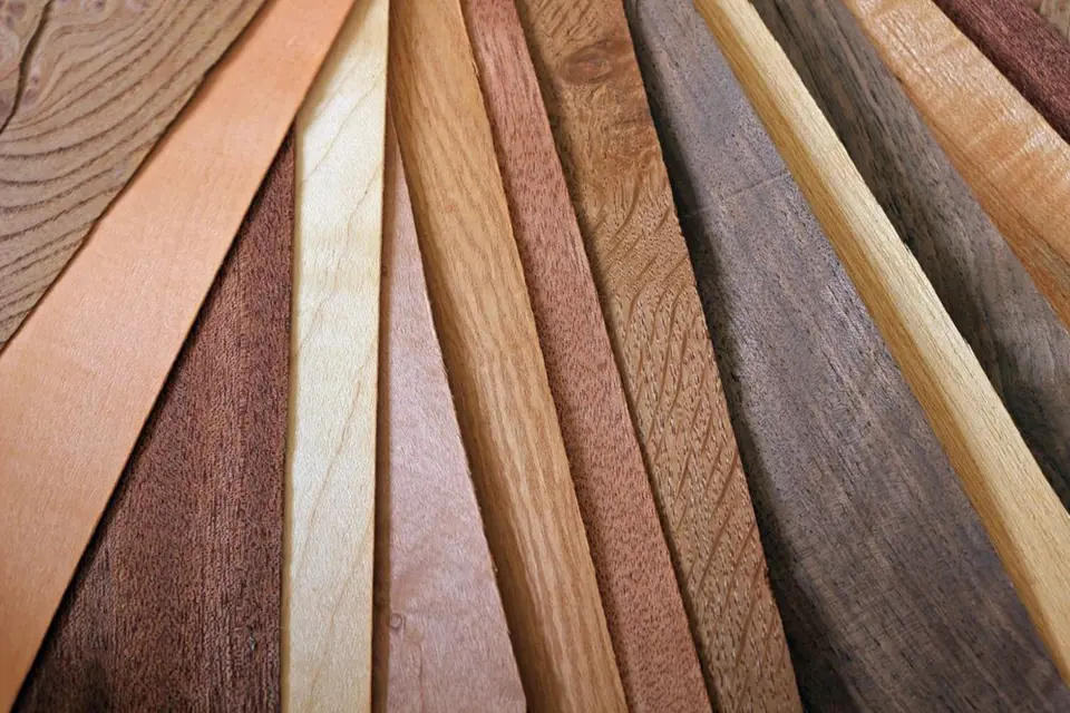 U materiálů, ve kterých je zachována textura dřeva, vzhled závisí i na druhu stromu