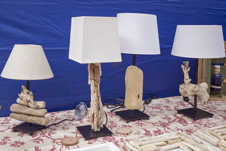 Lampičky, které vznikly s využitím naplaveného dřeva.