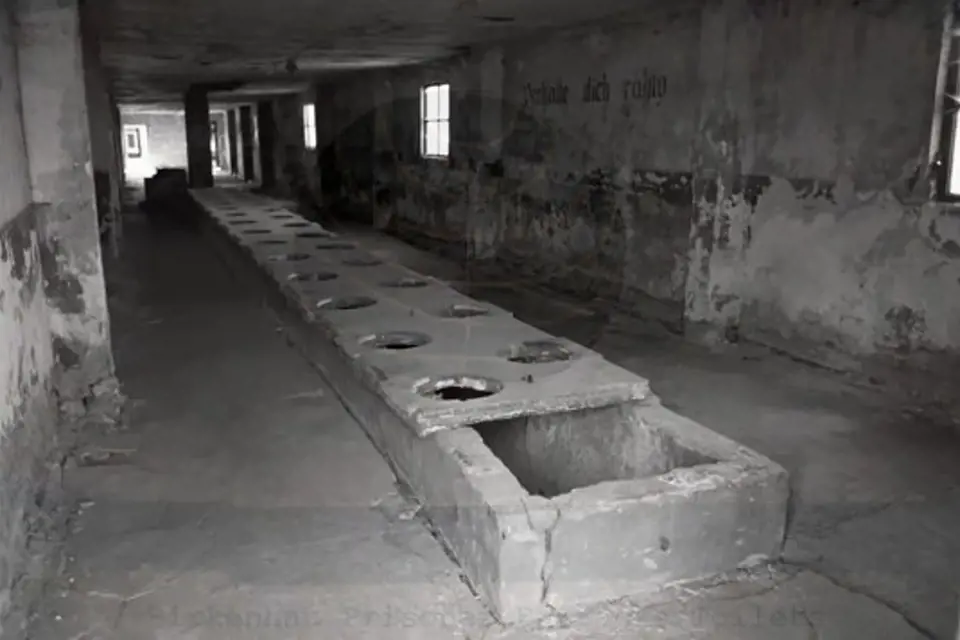 Vězeňské toalety v osvětimském táboře
