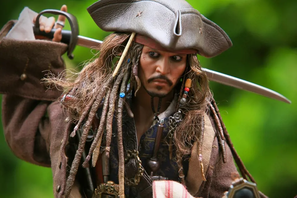 Johny Depp jako Jack Sparrow ve filmu Piráti z Karibiku. Kvůli rozvodu s Amber Heardovou přišel o roli v dalším pokračování. 