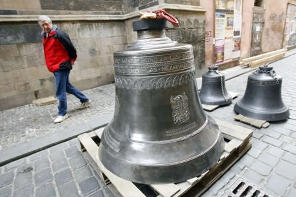 Dne 19. února 2008 byli nainstalovány tři nové zvony do věže Týnského chrámu. Na snímku zvony v Týnské uličce čekají na vyzvednutí. 