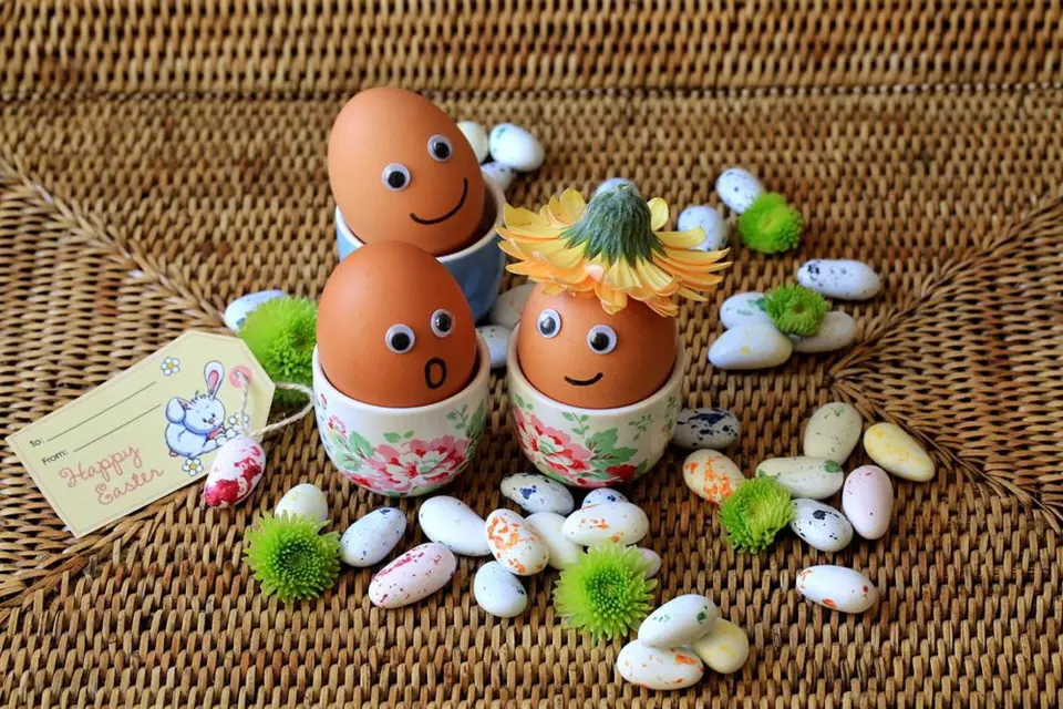 Nezapomínejme na to, že Velikonce jsou svátkem, který milují děti. Vajíčka s obličeji (nalepovací oči koupíte v papírnictví) jsou zajímavou změnou proti klasickým barevným vajíčkům.