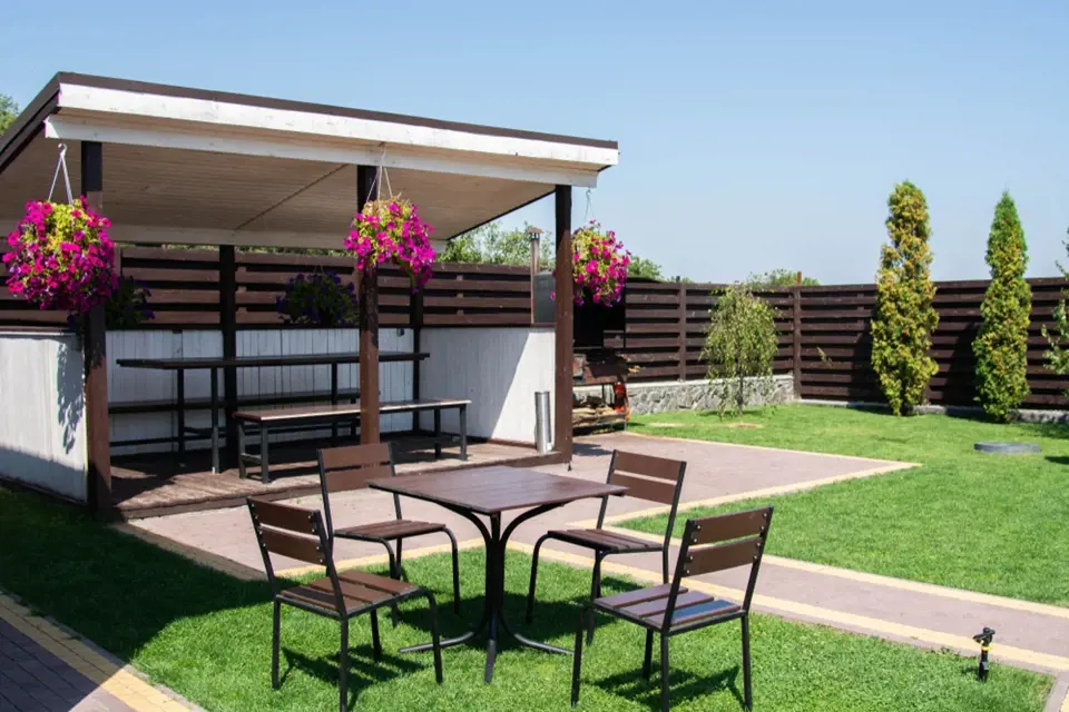 V případě dostatku prostoru na zahradě lze zvolit i větší konstrukci umístěnou podél plotu.