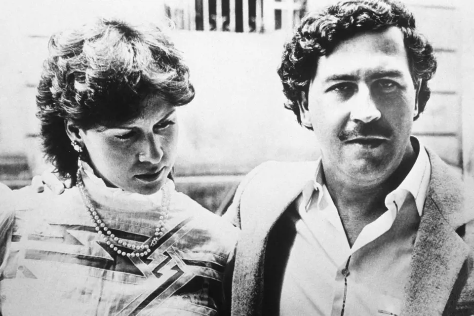 Kolumbijský drogový král Pablo Escobar s manželkou. Měli spolu syna Juana a dceru Manuelu.