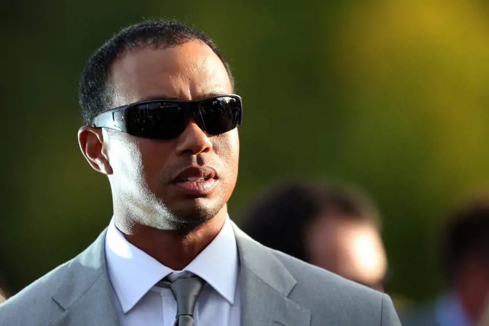 Tiger Woods nyní leží v nemocnici a je mimo ohrožení života. 