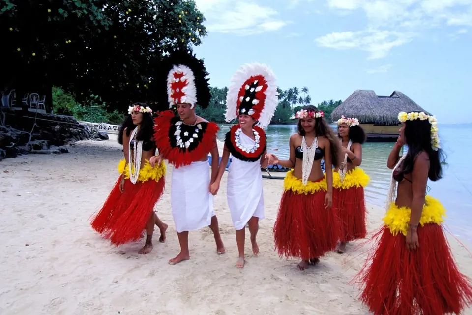 Tradiční jednoduché svatební šaty v Polynésii
