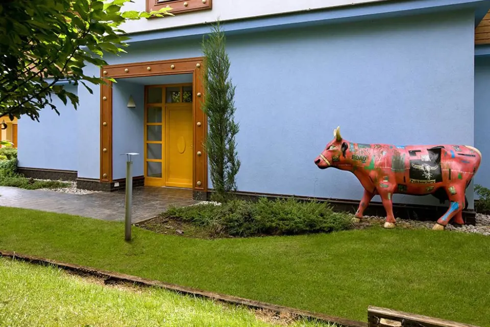 Zahradu oživuje socha krávy.