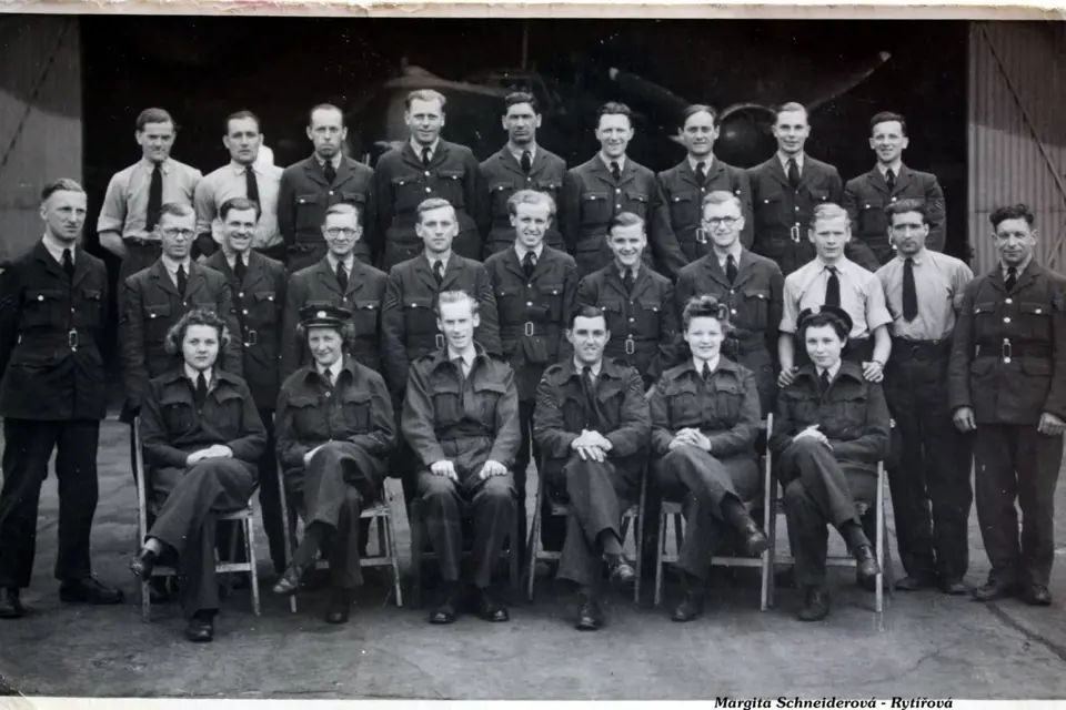Účastníci kurzu pro mechaniky a elektrikáře - 1943