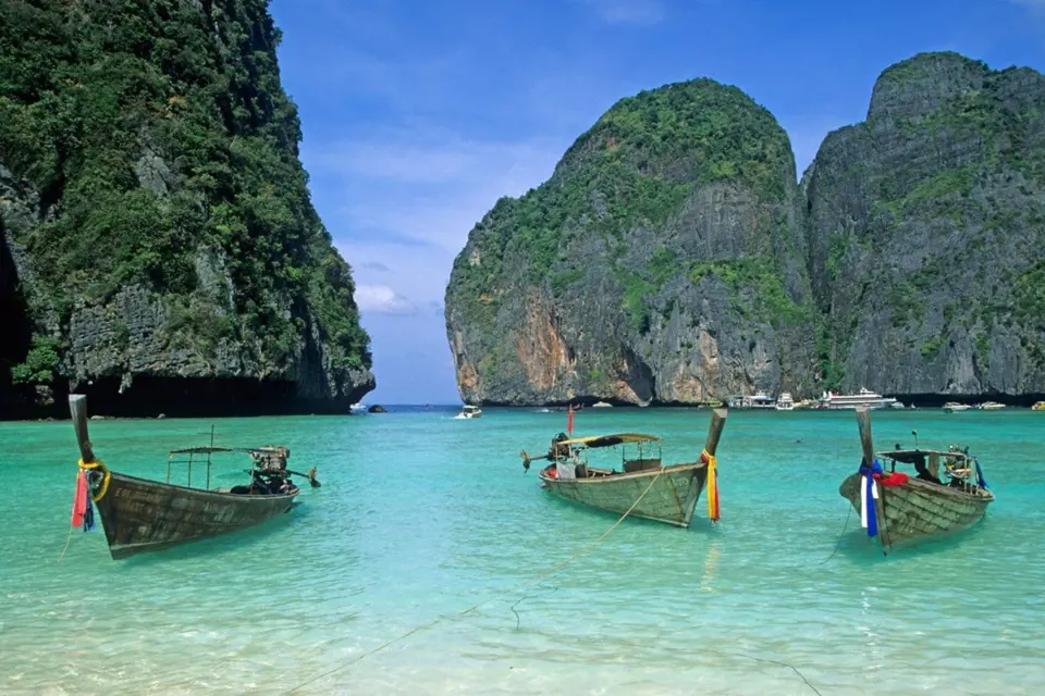 Takhle vám cestovky ukážou pláž Maya Bay v Thajsku. Idylka, viďte?