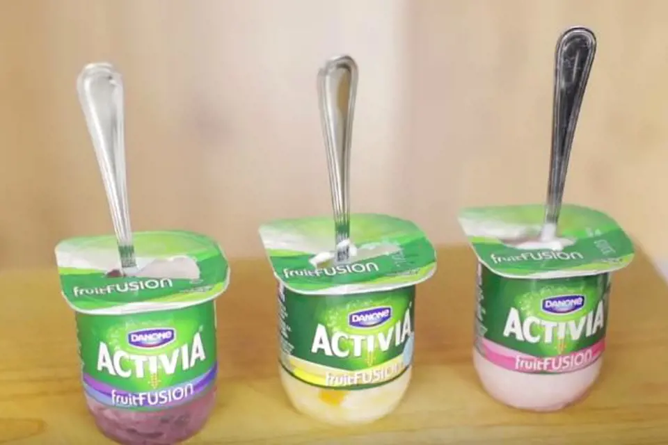 Budete potřebovat jen oblíbený ovocný jogurt, do kterého vrazíte lžičku a takto dáte na několik hodin zamrazit.