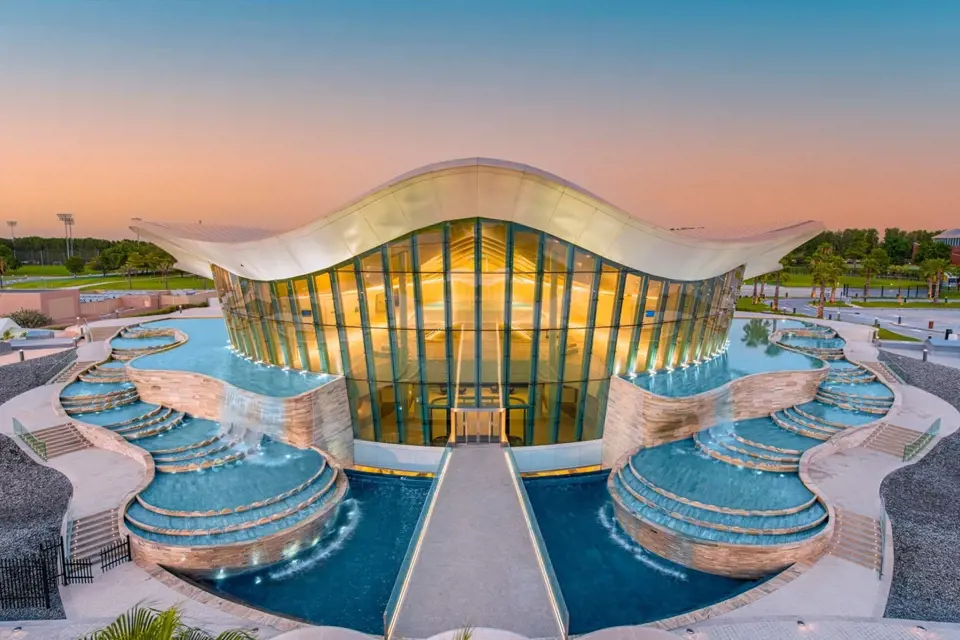 Bazén se nachází v luxusním komplexu vodního světa.