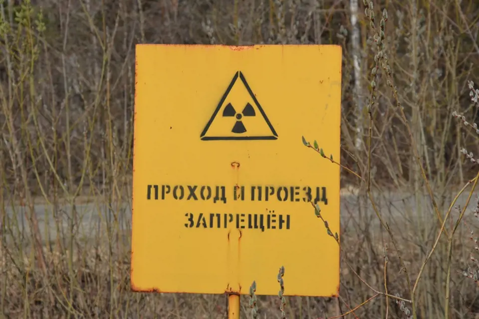 Varovná cedule u jaderné elektrárny Majak, oblast Čeljabinsk