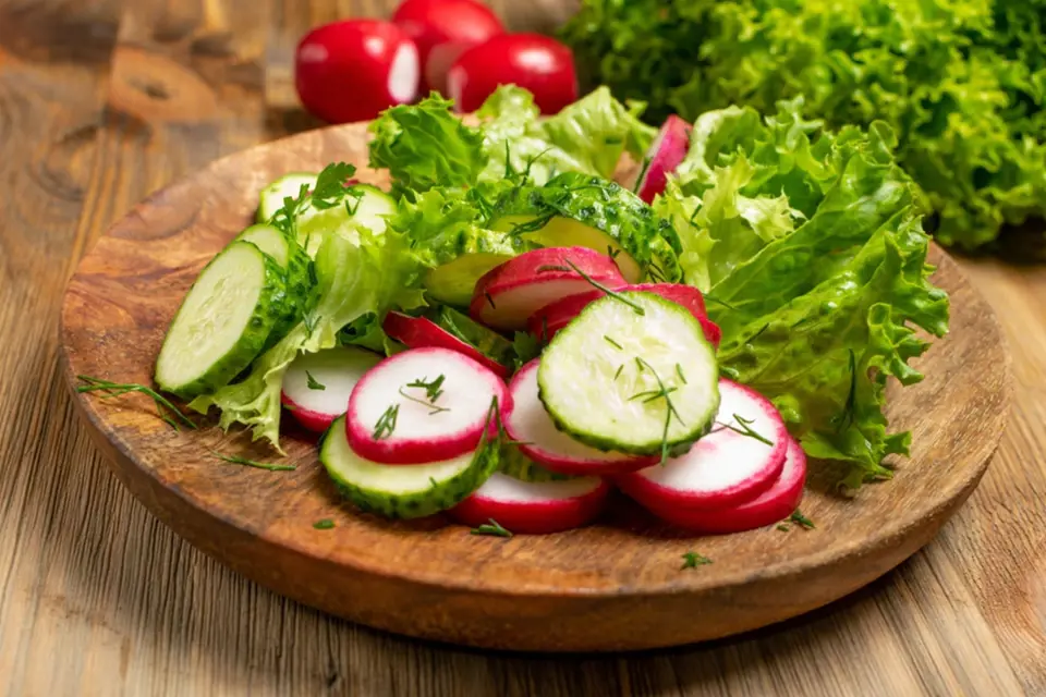 Porce jarních vitamínů: ředkvičkový salát s okurkou