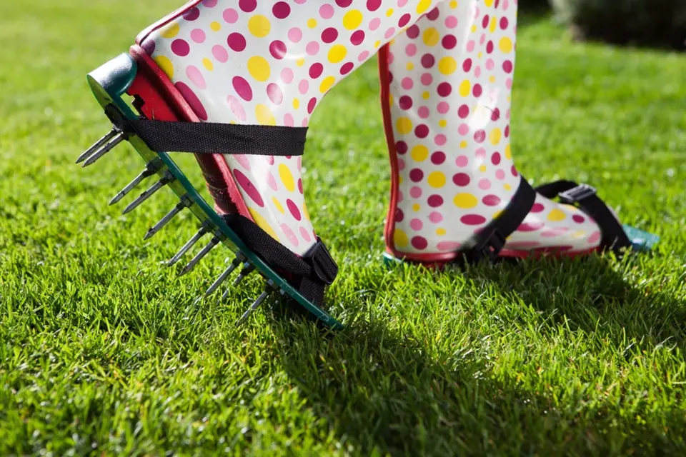 Aerator - speciální návlek na boty, který pomůže při provzdušňování trávníku.