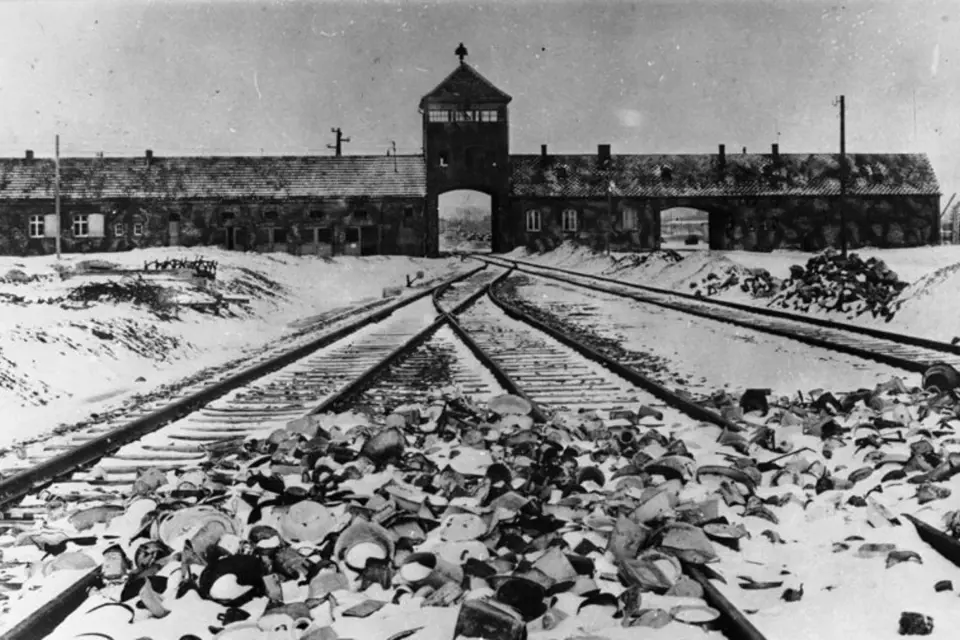 Nacisté tvrdili Židům, že pojedou do Švýcarska. Místo toho končili v osvětimských plynových komorách.