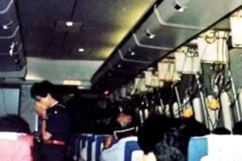 Snímek z letadla japonské společnosti. Letadlo pár minut po té havarovalo a všech 509 lidí na palubě zemřelo.