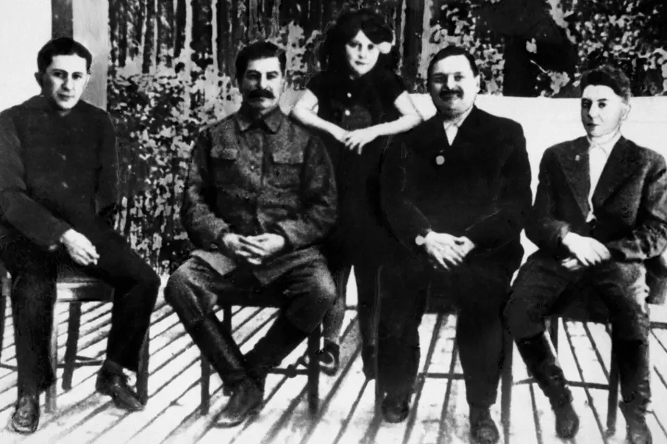 Stalinovi potomci: zcela vlevo Jakov, zcela vpravo Vasilij, uprostřed Světlana