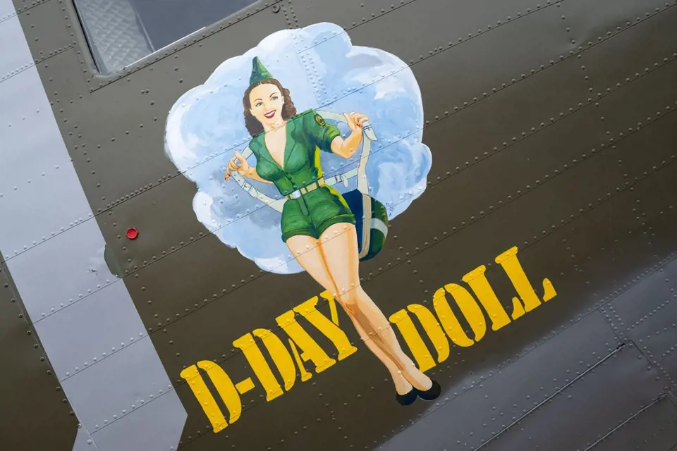 Dívky vyobrazené na bombardérech měly letcům přinést štěstí.