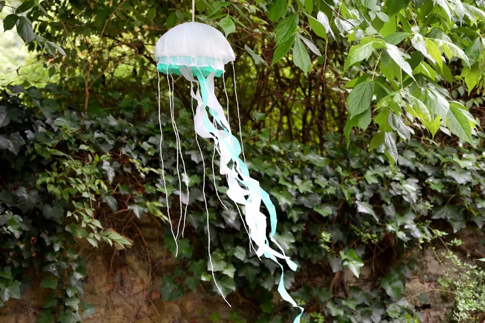 Papírová medúza je dekorativní i bez rozsvícené žárovky uvnitř