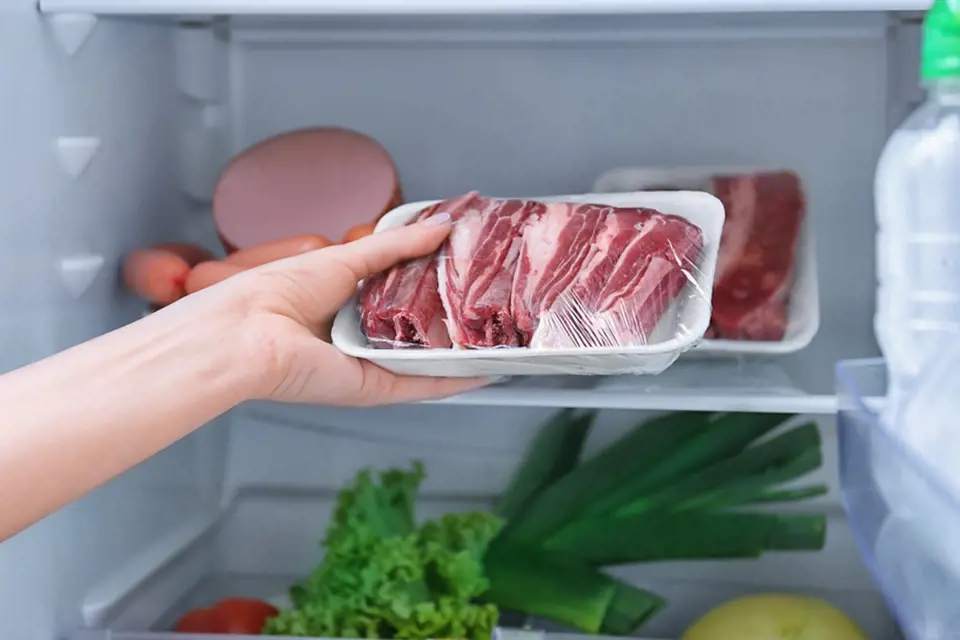 Syrové maso skladujeme dobře zabalené v chladnější části lednice.
