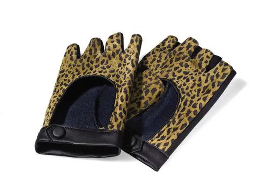 Pokud si na zvířecí motivy netroufáte, vylaďte svůj outfit alespoň rukavicemi s leopardím potiskem. (New Yorker, 329 Kč)