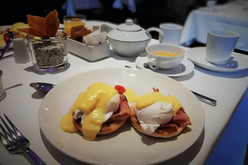 K životu luxusní společnice patří samozřejmě i hotelové snídaně.