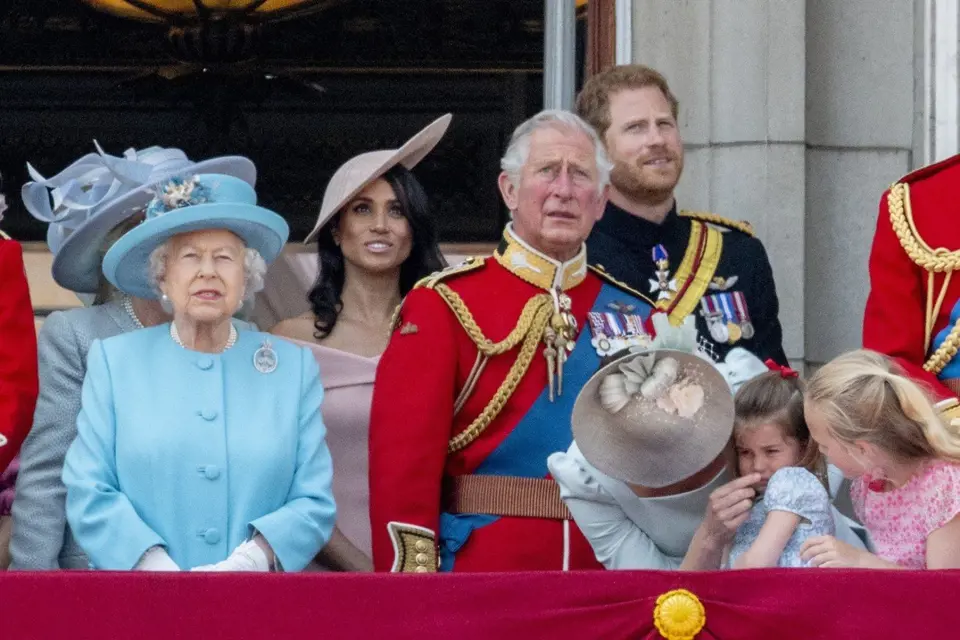 Na balkóně Buckinghamského paláce bylo veselo.