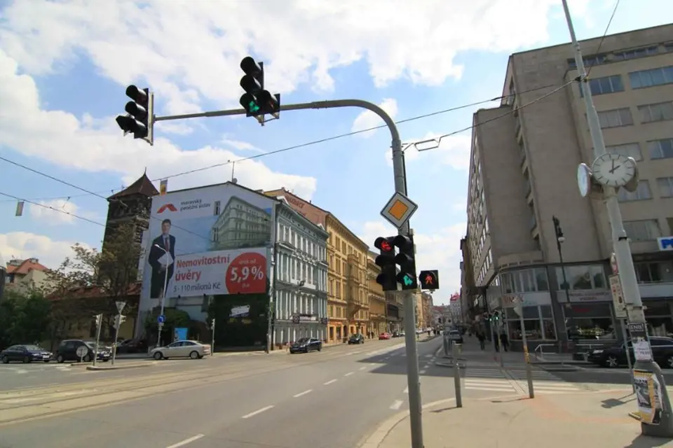 Revoluční ulice, jeden z nejvýznamnějších pražských bulvárů, se řadu let natáčí k Vltavě nedůstojně: slepou štítovou zdí. Místo výstavní budovy, jaké obvykle hlavní městské třídy zakončují, tu zejí nevzhledné zdi, které slouží zejména jako reklamní nos...