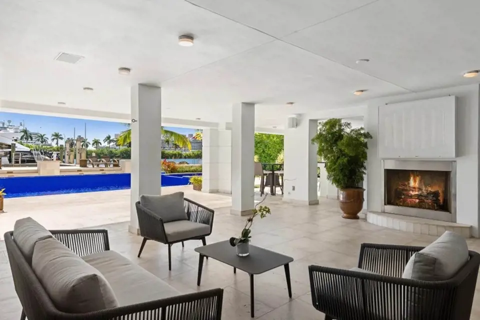 V Palm Island v Miami má dům s úžasným bazénem a krbem na terase boxer Floyd Mayweather