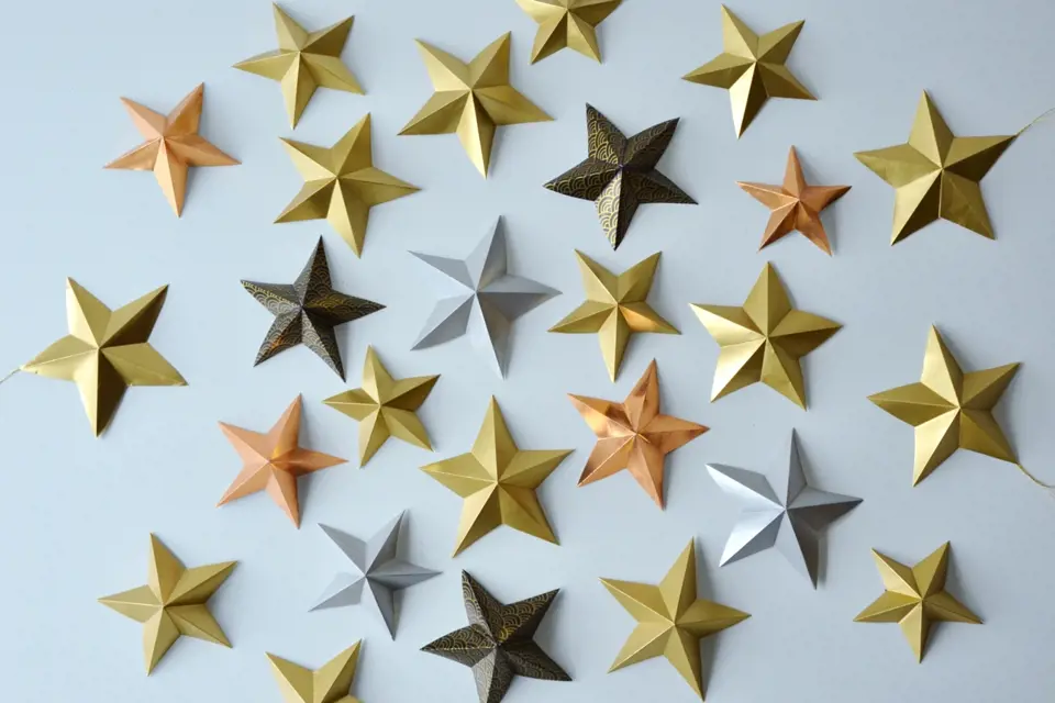 Doma vyrobené papírové hvězdičky jsou půvabnou vánoční ozdobou