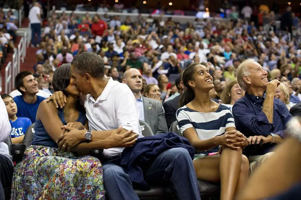 Na zápase si Obamovi vyhlídla tzv. "líbací kamera". Pár, který se o pauze během utkání objeví na plátně nad diváky, by se měl podle tradice políbit...