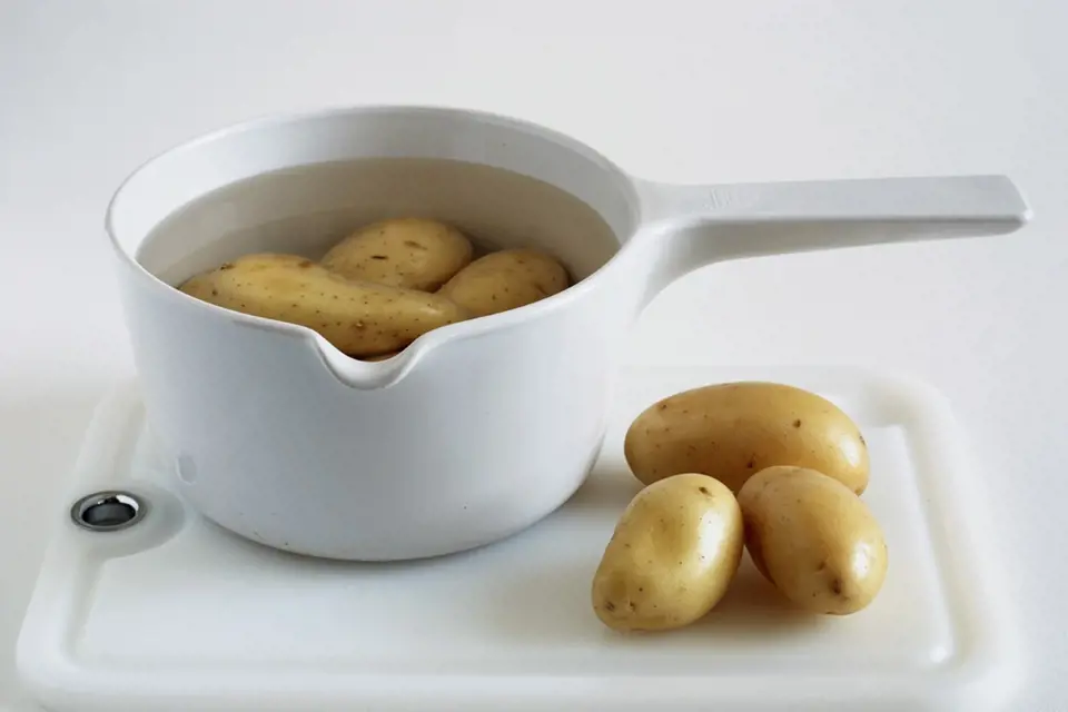 Po uvaření brambor je škoda vodu jen tak vylít.