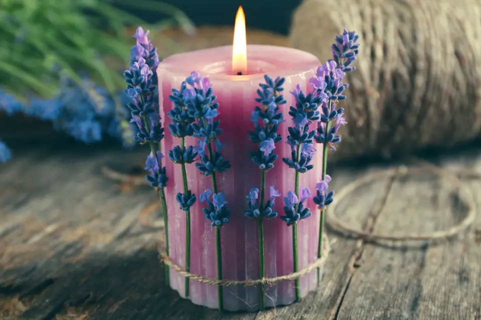 Svíčku s levandulí nenechávejte hořet bez dozoru