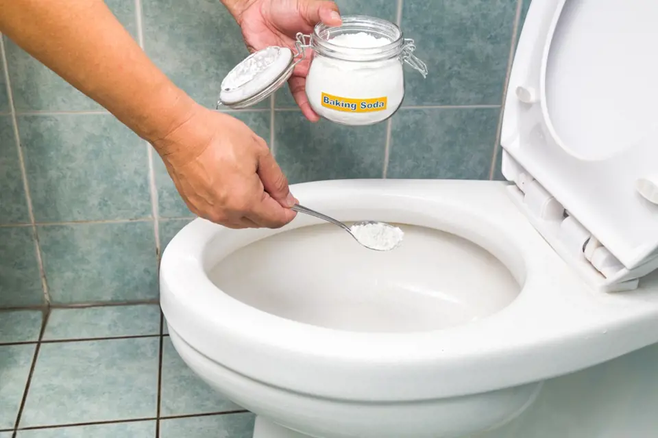 Jedlá soda dokáže odstranit nečistoty z toalety
