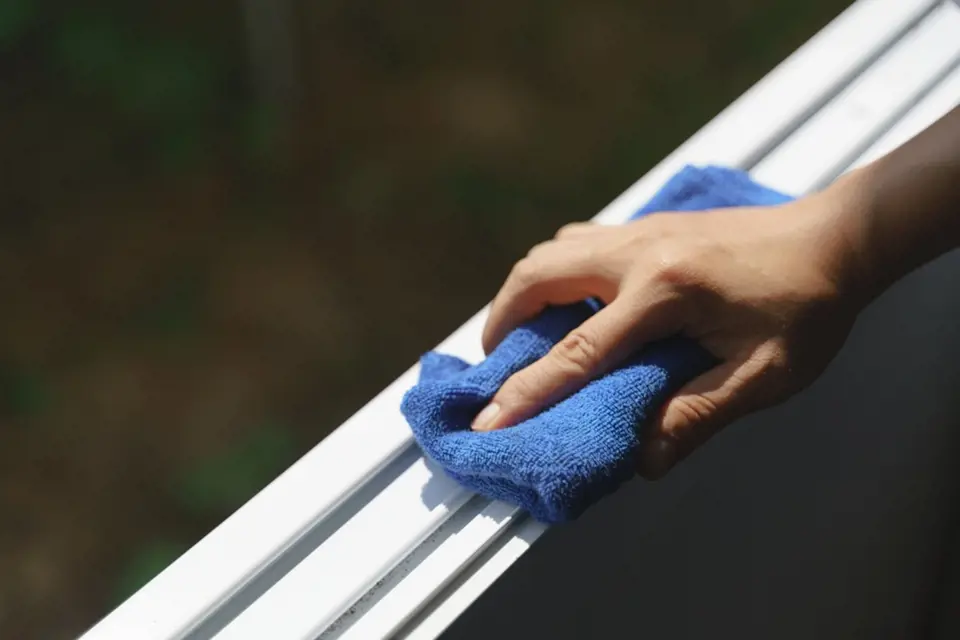 Při mytí okenních rámů se hodí utěrky z mikrovlákna (tzv. švédské utěrky).