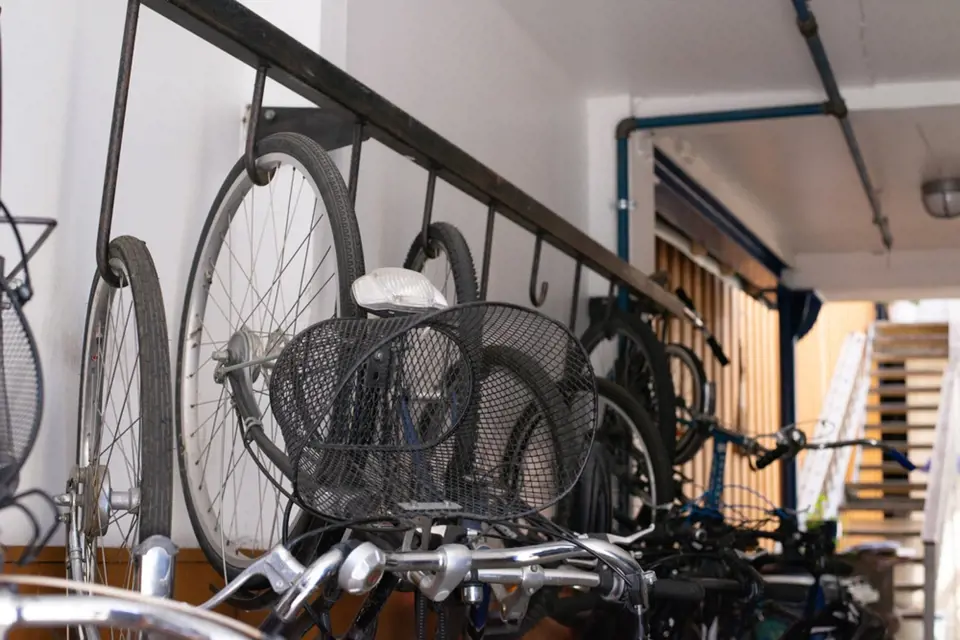 Kromě společné úschovy kola v prostorách kolárny lze kolo uskladnit i přímo v bytě.