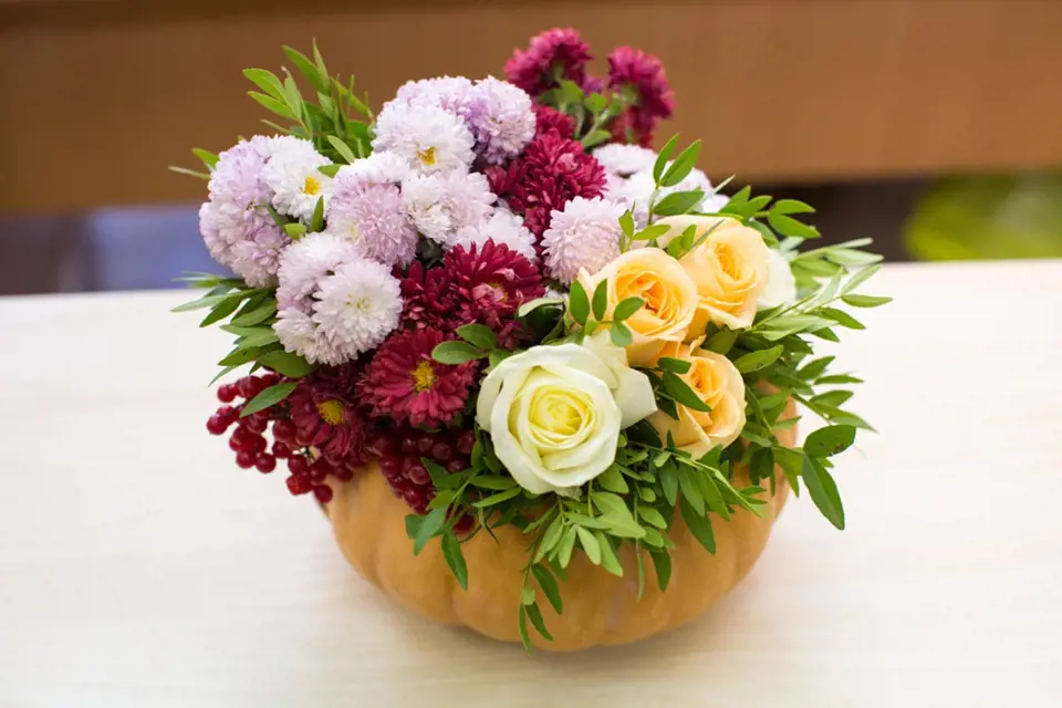 Listopadky v různých barvách jsou k ozdobení dekorací stejně vhodné jako smetanově krémové růže.