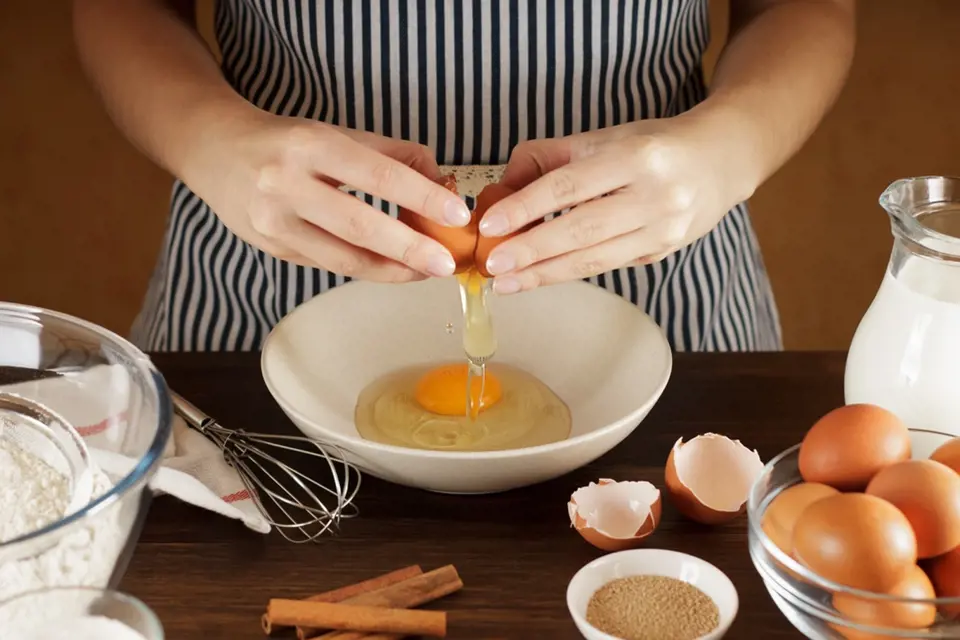Rozbíjíte vajíčko o okraj misky? Pak se nedivte, pokud z něj budete lovit kousky skořápek. Lepší je vejce nakřápnout o plochu pracovní desky nebo stolu a pak ho rozevřít pomocí palců nad miskou.