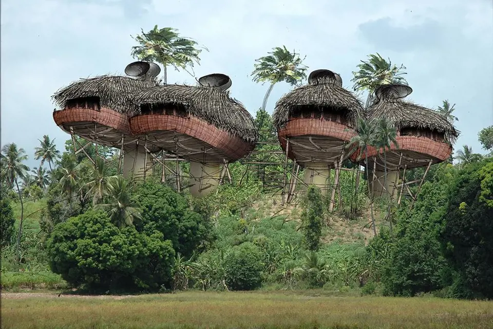 Studie rekreační potápěčské základny na Zanzibaru. Oplétané bambusové domy na bambusových nohách.
