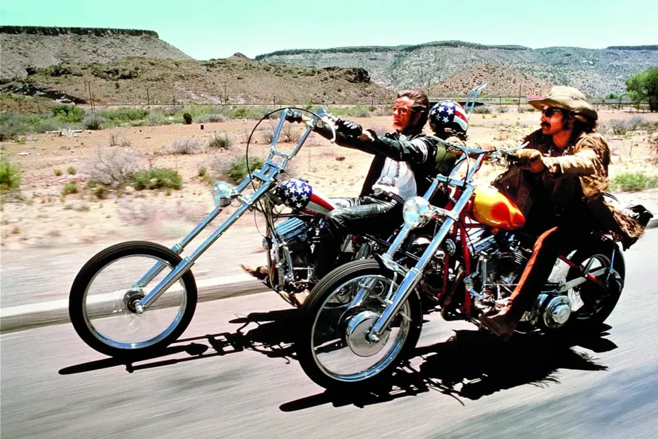 Film Bezstarostná jízda (1969) se stal kultem. Dennis (vpravo) v něm zazářil po boku Petera Fondy. 