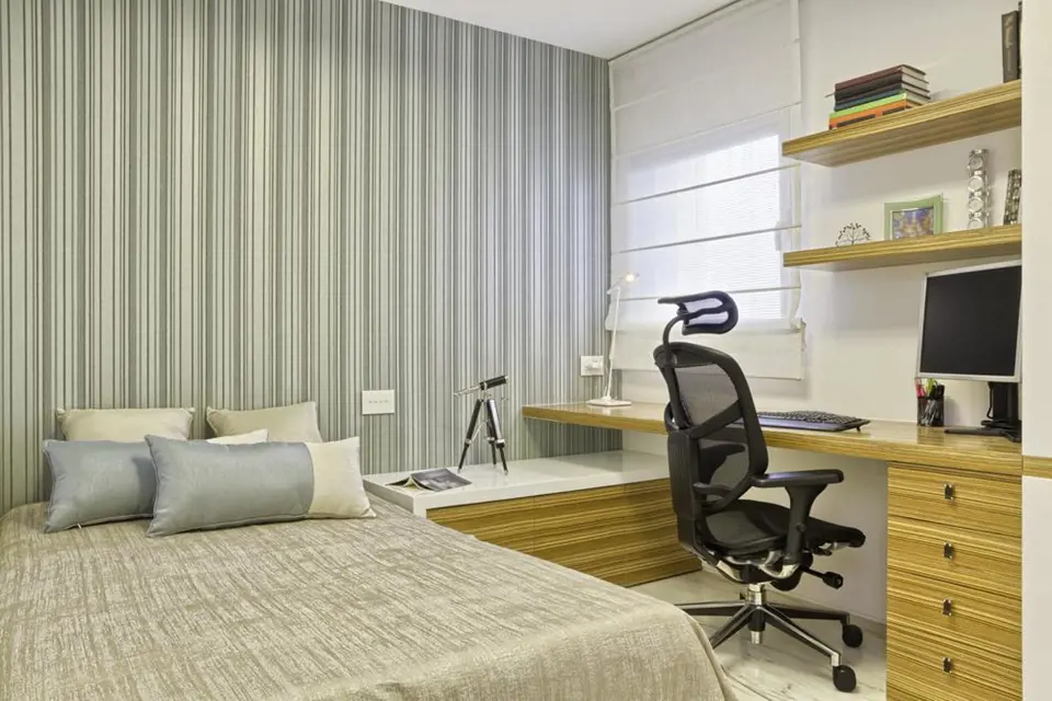 Proužky dávají místnosti jednoduchost, řád a styl. Pokud je ale použijete v celém pokoji, mohou působit až stroze a tvrdě.