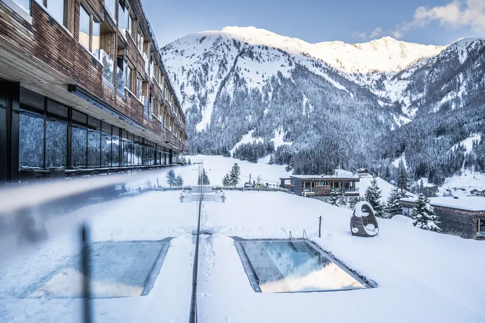 Wellness area má rozlohu 1300 m2  a z venkovního vyhřívaného bazénu je božský výhled na Alpy.