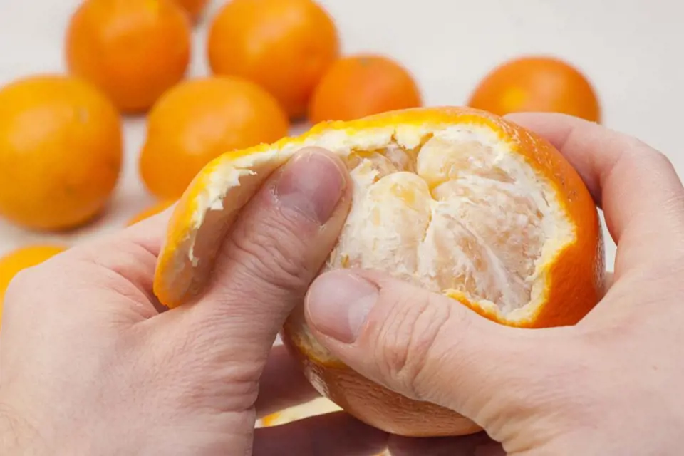 Ilustrační foto - loupání pomeranče