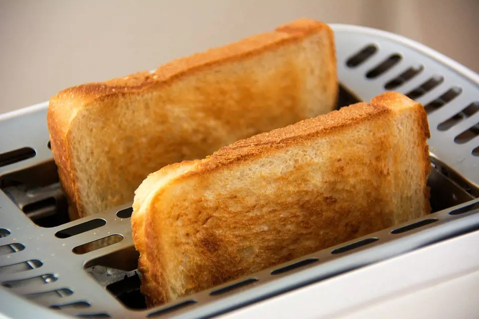 Toaster má doma snad každý. Většina lidí ho ale nechá permanentně na zákadním nastavení, takže slabší plátky chleba se téměř spálí a ty silnější se sotva ohřejí.