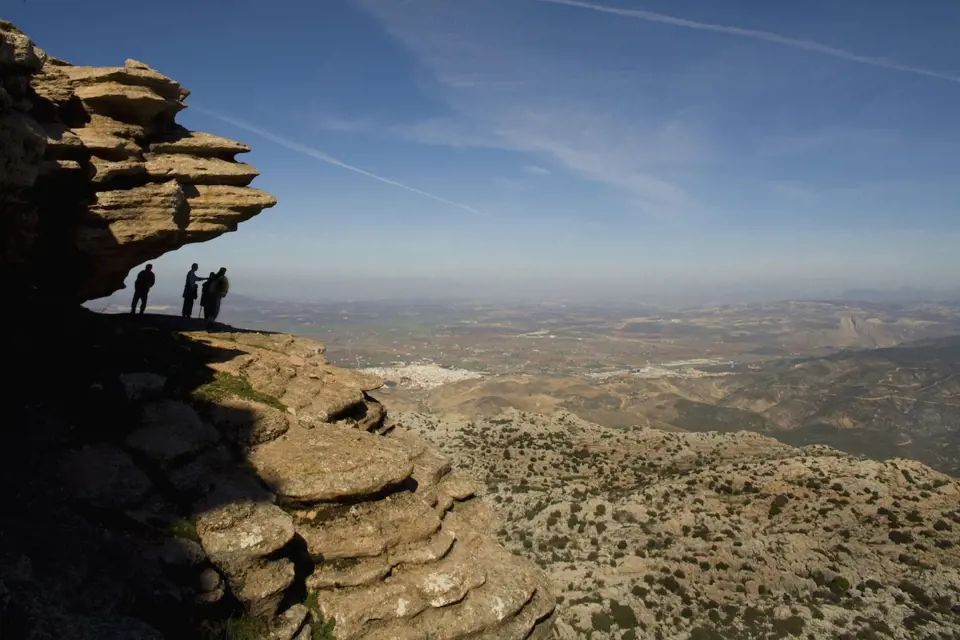 Trojice megalitických prehistorických kamenných staveb v srdci Andaluzie. Součástí jsou i dvě přírodní památky – Peña de los Enamorados a El Torcal.