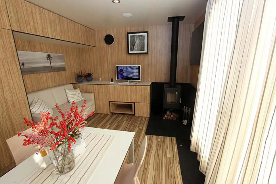 Obývací pokoj zpříjemňují krbová kamna