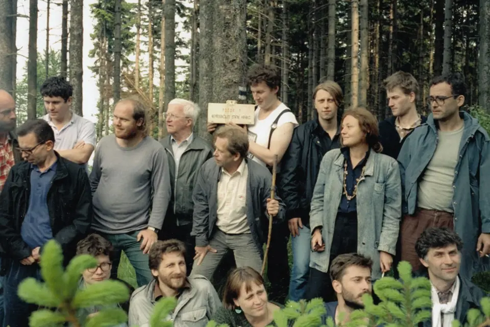 Setkání českých a polských disidentů na Borůvkové hoře v Jeseníkách v roce 1987 bylo jednou z řady bratrských diskuzí. Českou skupinu vedl Václav Havel (na fotce uprostřed).